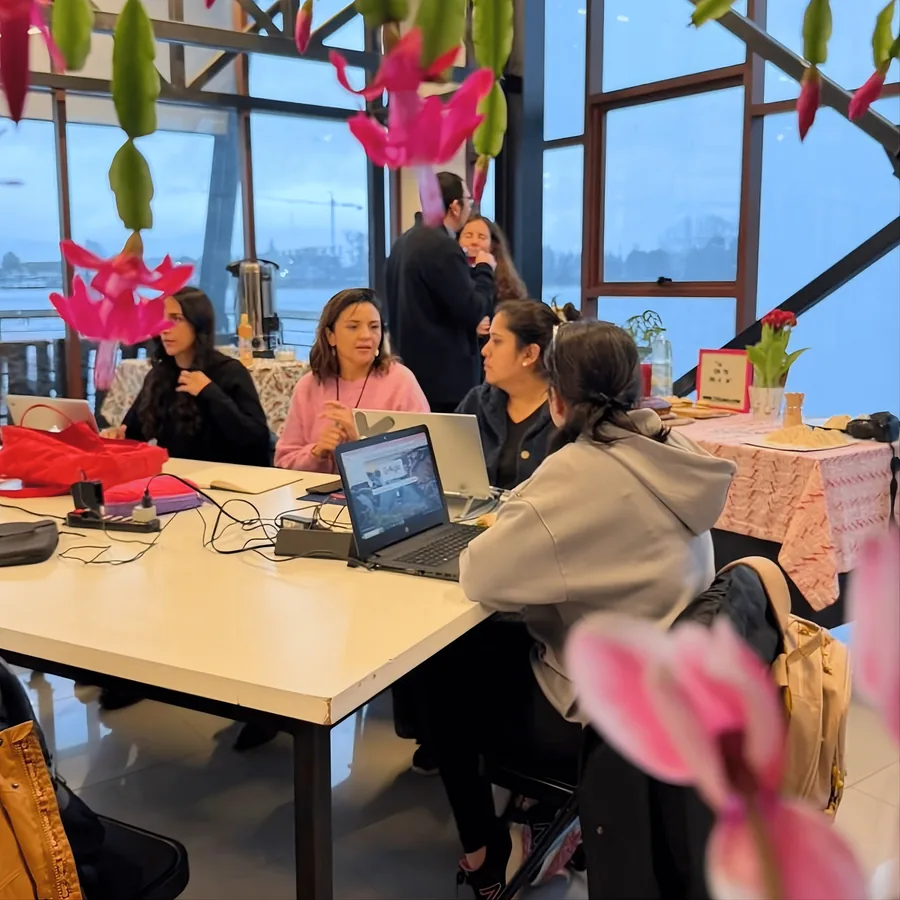 Participantes trabajando en el taller